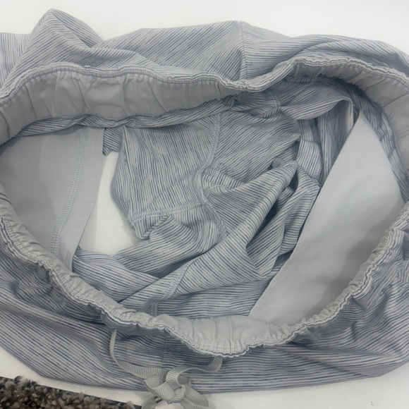 Lululemon Women’s On the Fly Shorts gray stripe size 8 - Picture 7 of 7